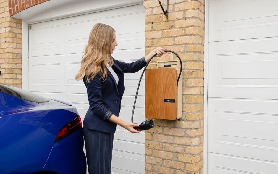Voiture électrique en charge sur une borne murale à la maison